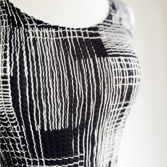 VINTAGE NICOLA Black and White Crinkle Pleat Tank Top Small - Picture 3 of 7